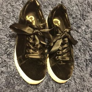 Velvet Tennis shoe